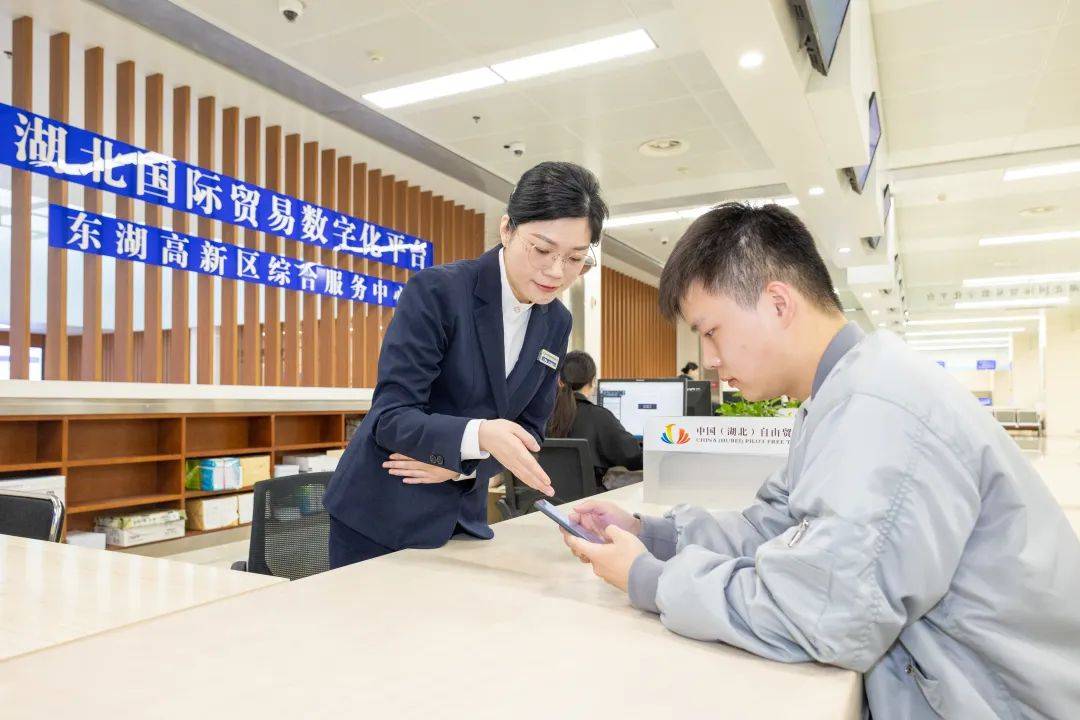 光谷新设“涉外服务咨询窗口”提供出入境签证等专业咨询服务